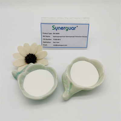 La gomme de guar supérieure de qualité supérieure a un degré moyen de substitution et une grande transparence pour les soins capillaires.
