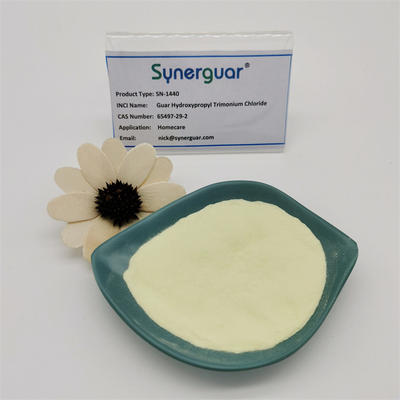 La gomme de guar cationique senior de haute qualité a une viscosité très élevée et un degré moyen de substitution pour les soins à domicile.