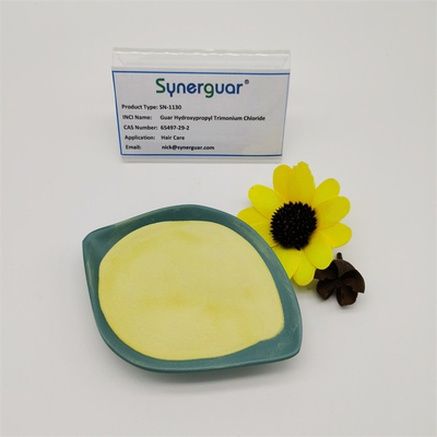 La gomme de guar cationique de base avec des performances de coût élevées a une viscosité élevée et un faible degré de substitution et pour le soin des cheveux