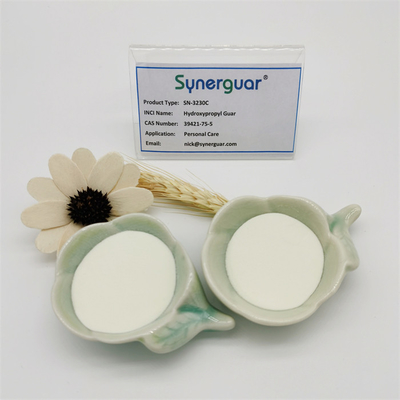 La gomme de guar supérieure de qualité supérieure a une viscosité moyenne et une transparence élevée pour les soins personnels.