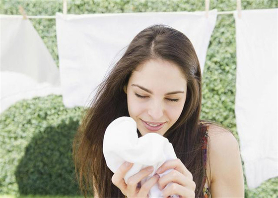 La gomme de guar cationique avec des performances de coût élevées a une viscosité moyenne et un degré moyen de substitution pour l'assouplissant textile