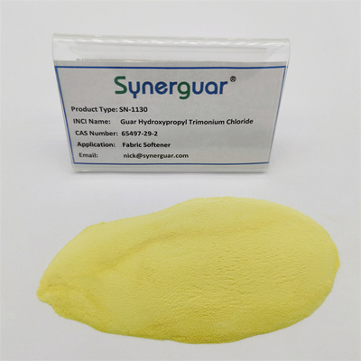 La gomme de guar cationique avec des performances de coût élevées a une viscosité élevée et un faible degré de substitution et pour l'adoucissant